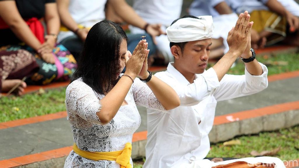 Umat Hindu Rayakan Nyepi di Pura Tertua di Jakarta