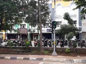 Ini Nih Lampu Lalu Lintas di Lebak Bulus yang Nyanyi Ini Nih Lampu Lalu Lintas di Lebak Bulus yang Nyanyi