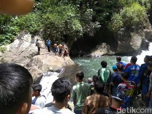 Dua Mahasiswa Unjani Hilang Terseret Arus Sungai Rahong Garut Dua Mahasiswa Unjani Hilang Terseret Arus Sungai Rahong Garut