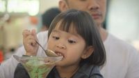 Gemes Banget! Ekspresi Lucu 10 Anak Selebriti Ini Saat Makan
