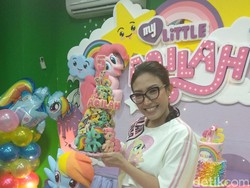 Kelakuan Lucu Anak Ayu Dewi Sebelum Perayaan Ulang Tahun