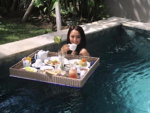 8 Artis yang Liburan di Bali Sambil Nikmati Floating Breakfast