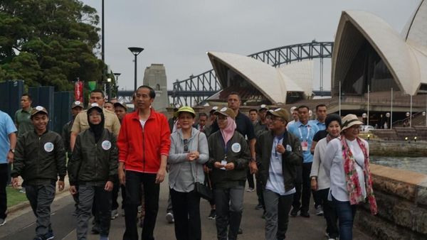 Foto: Berjaket Merah, Jokowi Bareng Iriana Olahraga Pagi di Sydney