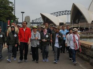 Foto: Berjaket Merah, Jokowi Bareng Iriana Olahraga Pagi di Sydney