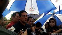 Gimmick Sandi di Ancol: Kantongi Dodol dan Muka Tertutup Payung