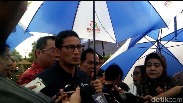 Gimmick Sandi di Ancol: Kantongi Dodol dan Muka Tertutup Payung