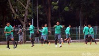 Rombongan tim akan bertolak ke Singapura Senin 19 Maret 2018 dan menjalani laga melawan timnas U-23 Singapura di Stadion Nasional, Singapura.