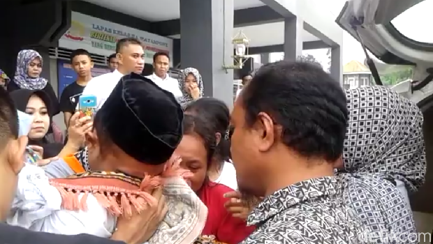  Video seorang tahanan yang memeluk jasad balita sambil menangis jadi viral di media sosial.