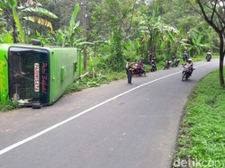 Bus Wisata Bawa 25 Siswa SD Asal Sidoarjo Terguling di Pasuruan