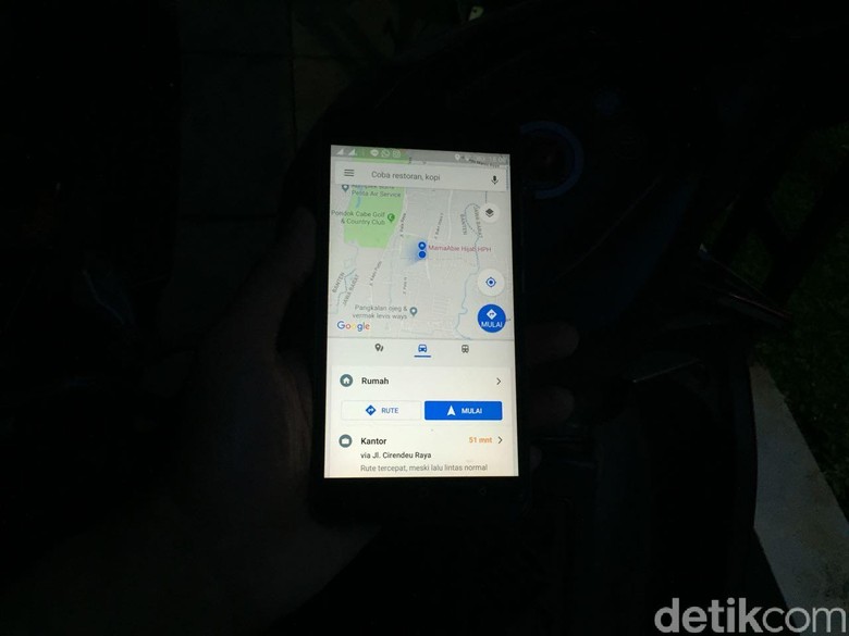 Aplikasi Google Maps di HP. Foto: Dadan Kuswaraharja