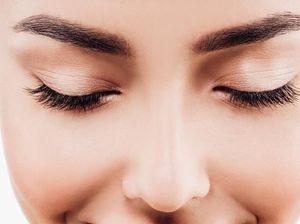 Wanita Ini Punya Empat Alis Karena Prosedur Tato yang Gagal Wanita Ini Punya Empat Alis Karena Prosedur Tato yang Gagal