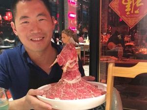 Barbie Bergaun Irisan Daging Kini Jadi Tren di Resto Hot Pot