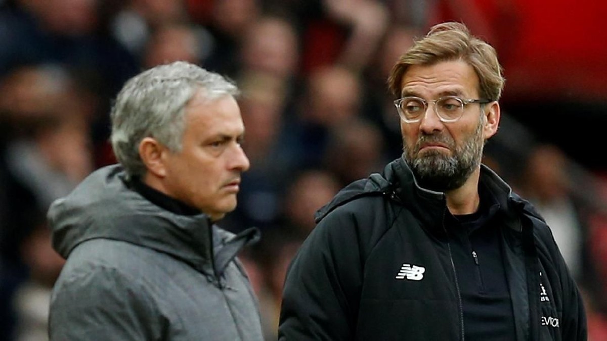 Juergen Klopp bersama Jose Mourinho di salah satu laga Liverpool vs Manchester United. (Foto: Andrew Yates/Reuters)