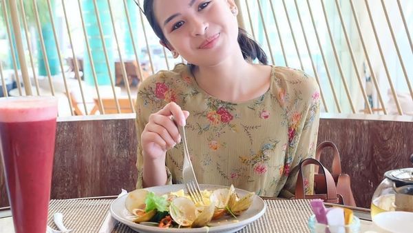 Ah, Kerennya! Maudy Ayunda Bergaya dalam 10 Pose dengan Makanan
