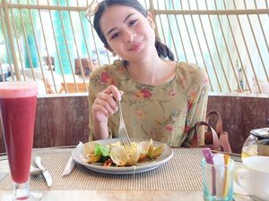 Ah, Kerennya! Maudy Ayunda Bergaya dalam 10 Pose dengan Makanan