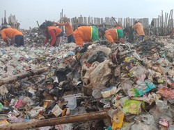 Video Pasukan Oranye Bersihkan Sampah di Teluk Jakarta