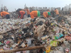 Video Pasukan Oranye Bersihkan Sampah di Teluk Jakarta Video Pasukan Oranye Bersihkan Sampah di Teluk Jakarta