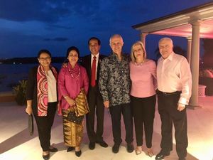 Makan Malam dengan Jokowi, PM Australia Berbatik Makan Malam dengan Jokowi, PM Australia Berbatik