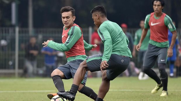 Abimanyu memanfaatkan momen satu kamar dengan Egy Maulana Vikri untuk bertukar pikiran.
