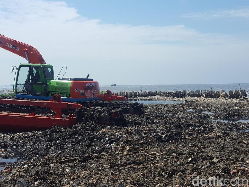 Pembersihan Sampah di Teluk Jakarta Dilanjutkan Senin Pembersihan Sampah di Teluk Jakarta Dilanjutkan Senin