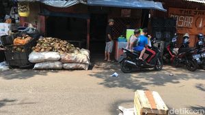 Foto: TKP Bu Mimin Tewas Tertimpa Besi Proyek Rusun Pasar Rumput
