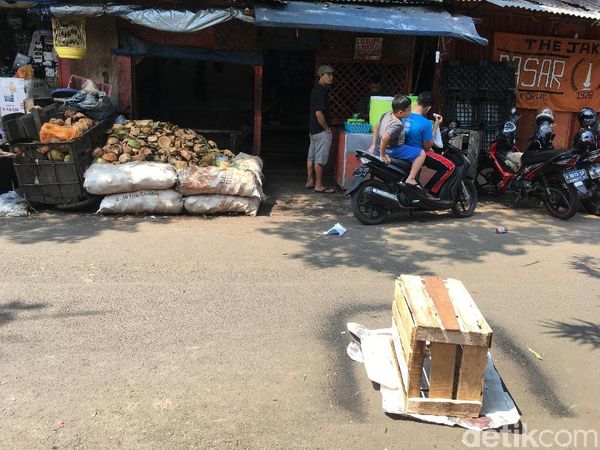 Foto: TKP Bu Mimin Tewas Tertimpa Besi Proyek Rusun Pasar Rumput