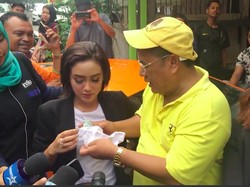 Hotman Paris Sawer Cita Citata Pakai Dolar