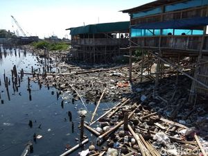 Sampah di Pantai Marunda Ditumpuk Jadi Akses Jalan