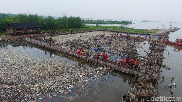 Berton-ton Sampah Diangkut dari Teluk Jakarta