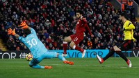 Salah kembali menggetarkan gawang Watford pada menit ke-43 untuk memperbesar keunggulan Liverpool menjadi 2-0. Skor ini bertahan hingga jeda. Foto: Lee Smith/Action Images via Reuters