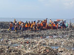 Petugas yang Tetap Happy Bersihkan Sampah di Teluk Jakarta