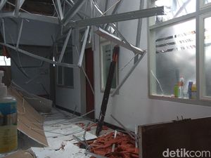 Runtuhnya Atap Ruangan di RSAL yang Baru Direnovasi