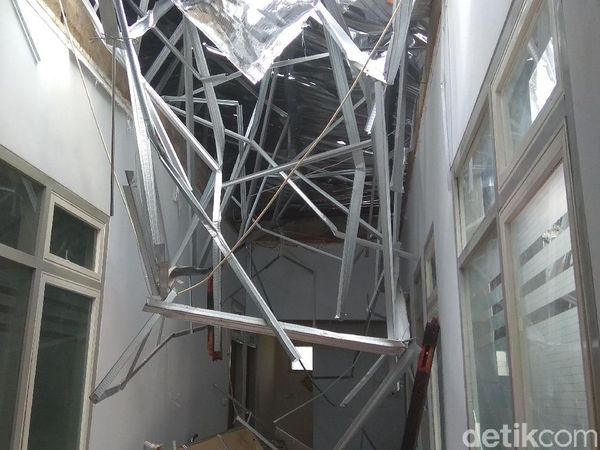 Penampakan Satu Ruangan RSAL Surabaya yang Ambruk
