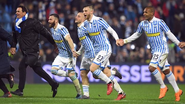 Pemain SPAL berselebrasi setelah berhasil mengimbangi Juventus di kandang mereka sendiri.
