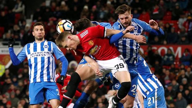 Manchester United mengalahkan Brighton and Hove Albion 2-0 di semifinal.