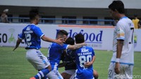 Airlangga berhasil membuat gol melalui sundulannya pada menit 83. Bola umpan silang Muchlis Hadi Ning, sukses disundul Airlangga.