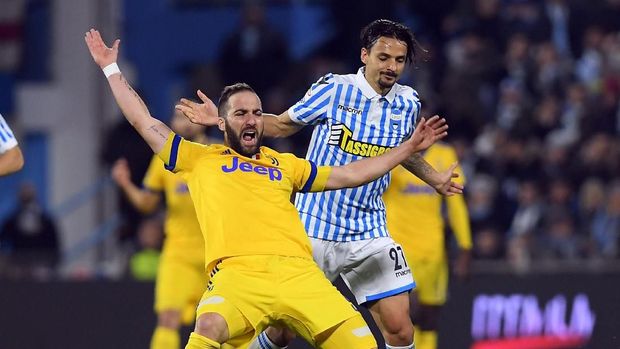 Striker Juventus Gonzalo Higuain gagal mencetak gol ke gawang SPAL pada laga Minggu (18/3).