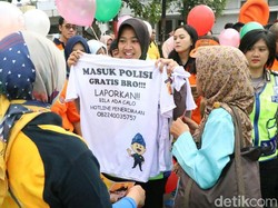 Cegah KKN Daftar Polri, Polwan Jabar Bagi-bagi Kaos di CFD
