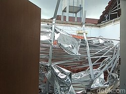 Video Penampakan Atap RSAL di Surabaya yang Ambruk