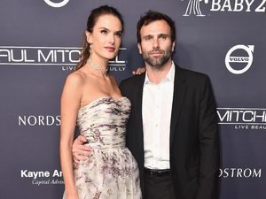 10 Tahun Bersama, Alessandra Ambrosio Batalkan Pertunangan