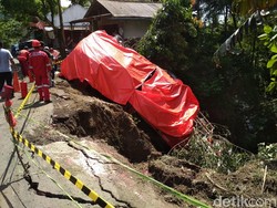 Rem Blong, Truk Pertamina di Trenggalek Terperosok ke Jurang