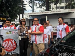 Polwan Cantik Bagi-bagi Stiker Antihoax ke Komunitas di HI