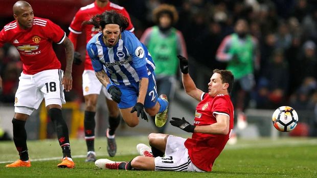 Nemanja Matic (kanan) menjadi bintang Setan Merah dengan satu gol dan satu umpannya dalam laga kali ini.