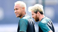 Ini menjadi salah satu gaya rambut Neymar yang paling mencolok. Dia pernah mengecat rambutnya dengan warna blonde pada September 2016, kompakan dengan Lionel Messi. Foto: David Ramos/Getty Images