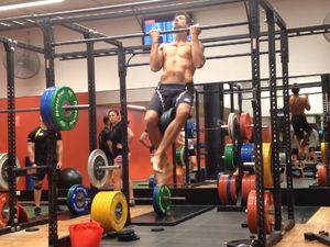 Kuat Banget! Pria Ini Lakukan 30 Repetisi Chin Up dalam 1 Menit