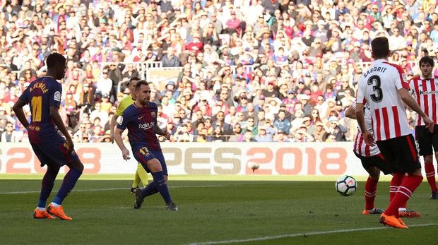 Paco Alcacer membuka keunggulan untuk Barcelona saat laga berjalan delapan menit.