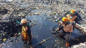 Foto: Bersihkan Sampah itu Berat, Jangan Asal Buang Lagi Ya