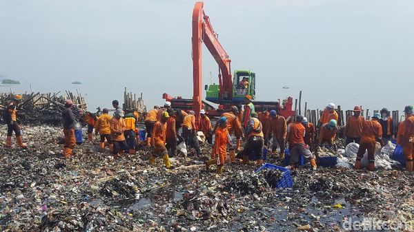 Potret Sampah di Teluk Jakarta yang Bak Pulau Reklamasi