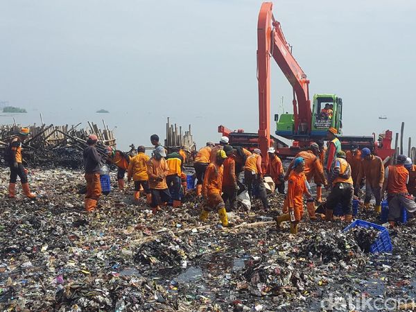 Potret Sampah di Teluk Jakarta yang Bak Pulau Reklamasi