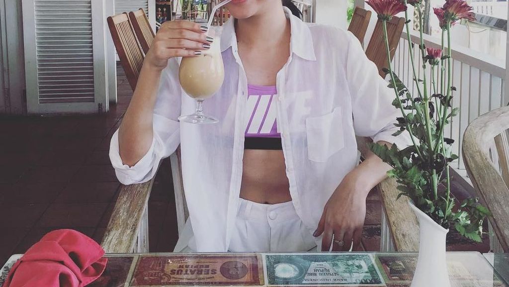 Begini 11 Keseruan Mikha Tambayong Saat Minum Kopi hingga Ngeteh Cantik Begini 11 Keseruan Mikha Tambayong Saat Minum Kopi hingga Ngeteh Cantik